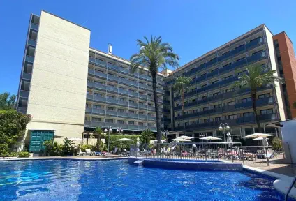 Vista de la piscina y edificio del hotel