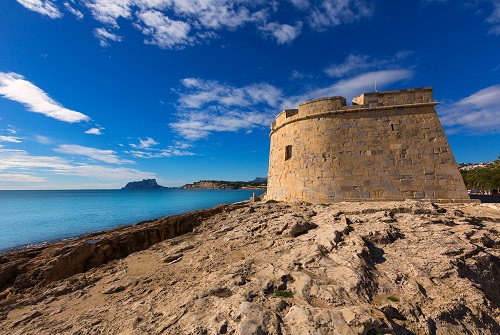 Fortín sobre elevación rocosa con vistas al mar