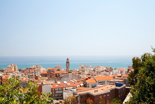Vista urbana con el mar al fondo