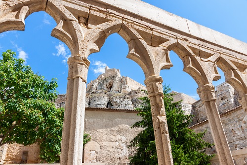 Arcos en ruinas de un antiguo claustro medieval