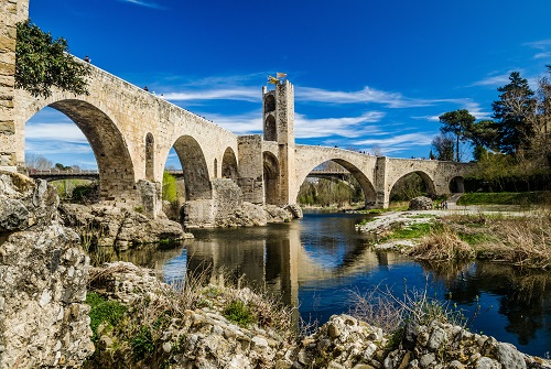 Puente románico con arcos sobre el río