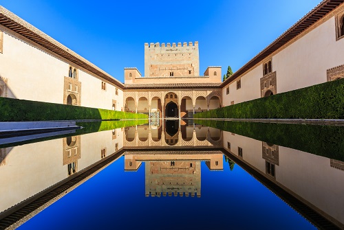 Jardín de la Alhambra con estanque de agua