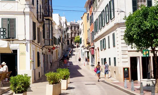 calle con tiendas