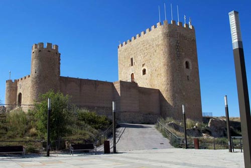 Fortaleza medieval con muralla situada en un alto