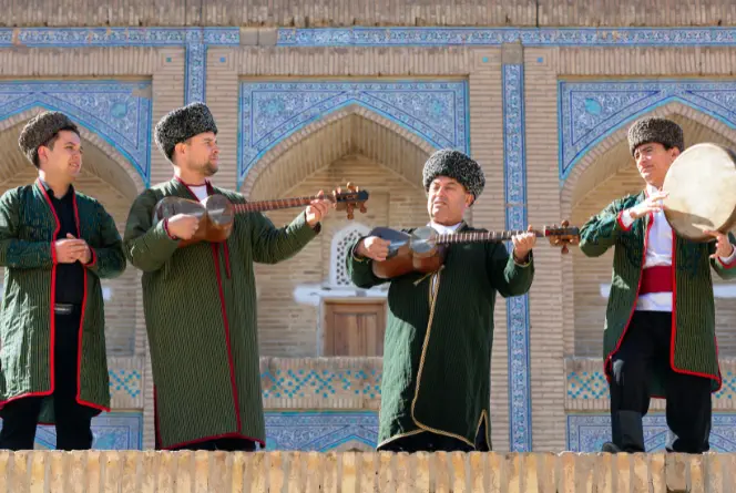 Músicos tocando instrumentos tradicionales en Uzbekistán