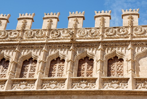 Fachada de edificio gótico con almenas