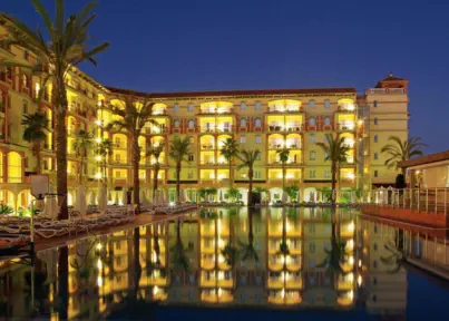 Piscina y fachada del hotel Ohtels Islantilla