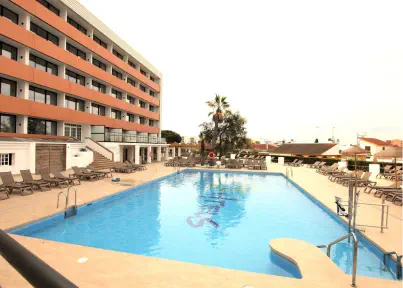 Piscina y fachada del hotel Ohtels Carabela