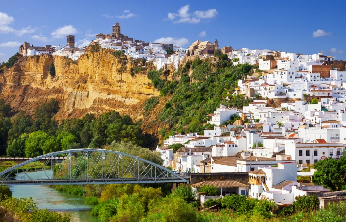 Pueblo Blanco con río