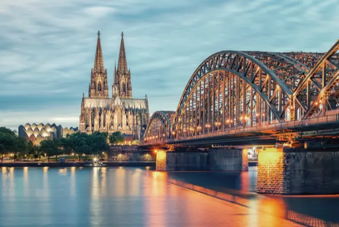 Catedral de Colonia y el Puente Hohenzollern sobre el río Rin al atardecer