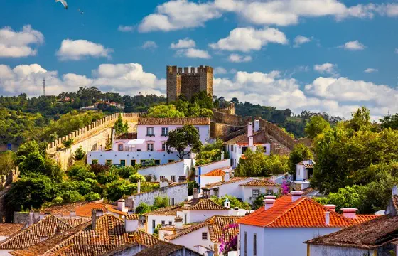 castillo en lo alto del pueblo
