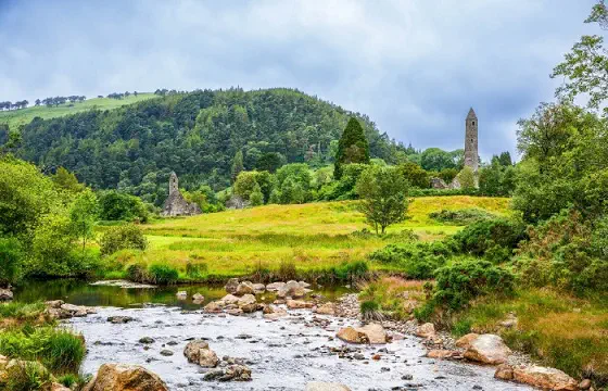 rio y torre al fondo