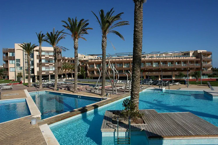 vista de las piscinas exteriores