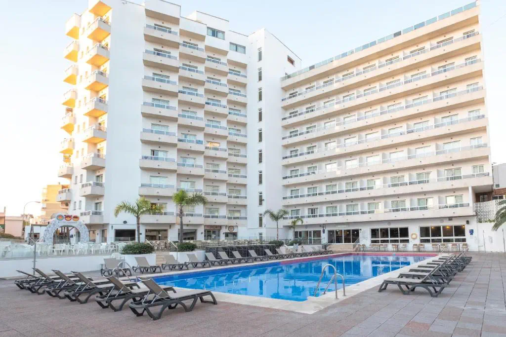 fachada y piscina