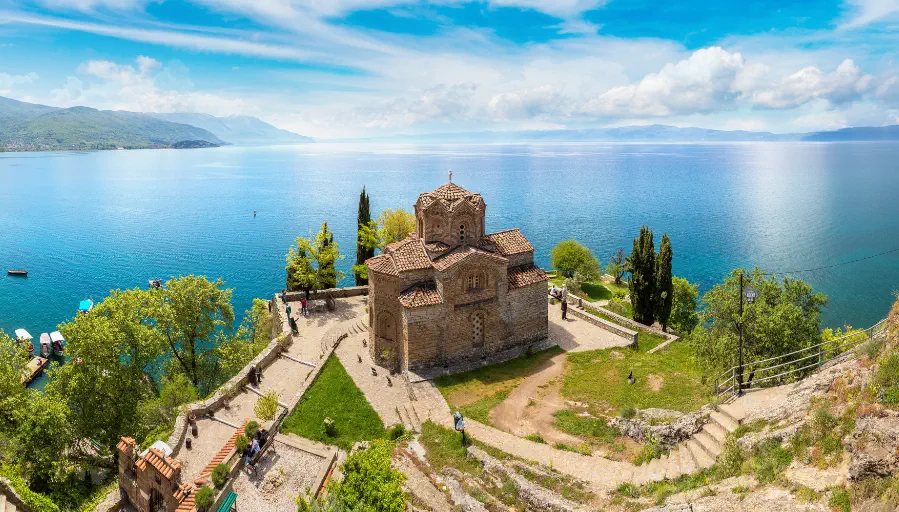 Iglesia de San Juan Kaneo a orillas del lago Ohrid en Macedonia del Norte