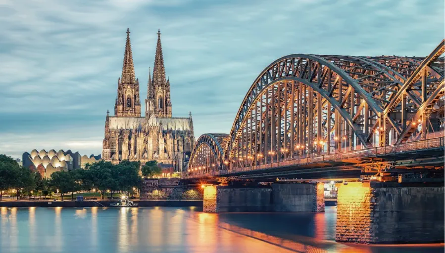 Catedral de Colonia y el Puente Hohenzollern sobre el río Rin al atardecer