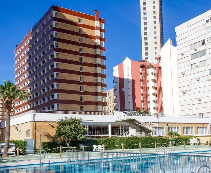 Vista de la fachada y de la piscina