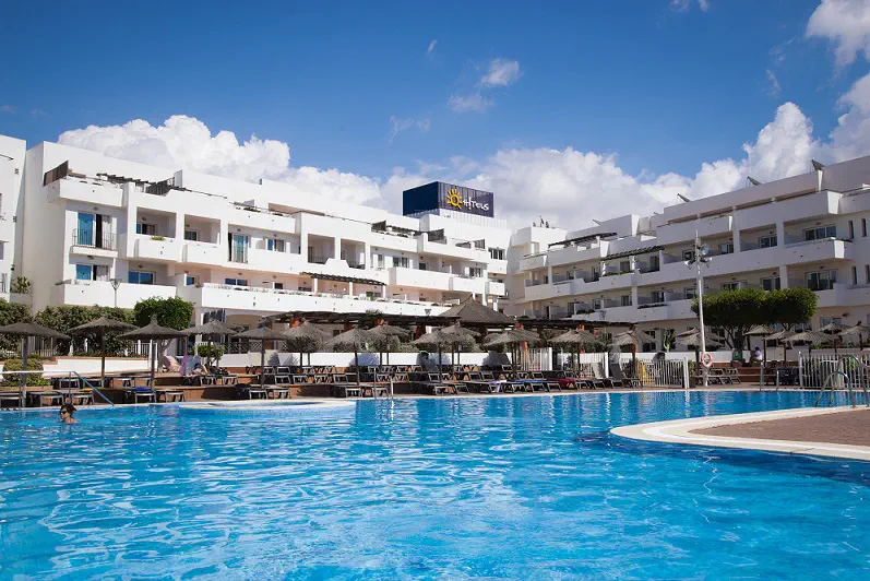 Vista de la fachada interior desde la piscina
