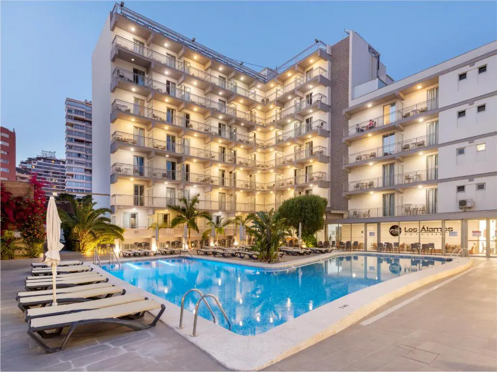 Vista general de la piscina y la fachada interior