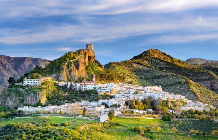 Pueblo blanco y montaña
